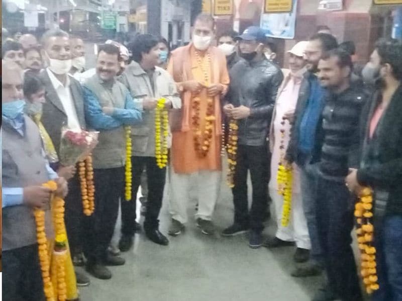 पिता रोशन सिंह पुत्र के वापस आ जाने पर बहुत खुश हैं और उनकी खुशी के आंसू छलक रहे हैं। वहीं, ललितपुर रेलवे स्टेशन पर पहुंचने पर राज्यमंत्री मनोहर लाल पंथ, कई राजनीतिक दलों के पदाधिकारी व परिवार के लोगों ने फूल माला पहनाकर सोनू का स्वागत किया।
