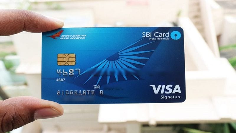 स्टेट बैंक ऑफ इंडिया (SBI) के इस रेफर एंड अर्न प्रोग्राम के तहत एसबीआई कार्डहोल्डर्स को फायदा मिलेगा। अगर कस्टमर के द्वारा भेजे गए रेफरेंस के जरिए बैंक का नया क्रेडिट कार्ड इश्यू होता है तो रेफर करने वाले के एसबीआई कार्ड अकाउंट में 60 दिनों के भीतर रिवॉर्ड आ जाएगा। (फाइल फोटो)