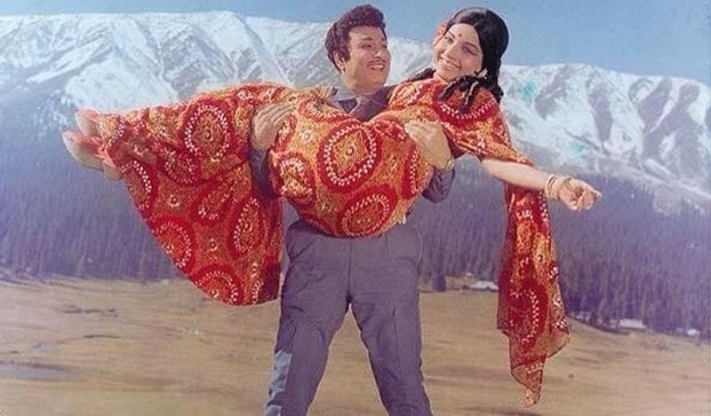 एमजी रामचंद्रन से उनकी पहली मुलाकात शूटिंग के दौरान ही हुई थी। अपनी दूसरी फिल्म में ही जयललिता को एमजी रामचंद्रन के साथ काम करने का मौका मिला। जयललिता की जीवनी 'अम्मा जर्नी फ्रॉम मूवी स्टार टू पॉलिटिकल क्वीन' लिखने वाली वासंती के मुताबिक, एमजीआर का जयललिता के प्रति शुरू से ही सॉफ्ट कॉर्नर था।