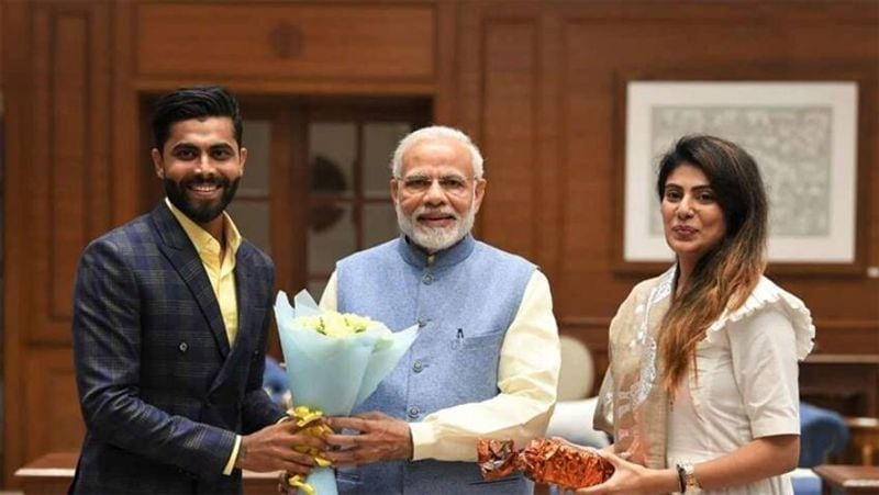 दरअसल, 2012 में महज 23 साल की उम्र में जड्डू तीन तिहरे शतक (300 रन से ज्यादा) लगाने वाले पहले भारतीय बन गए। उनके इस रिकॉर्ड के बाद उन्हें सब 'सर' कहकर पुकारने लगे। उनकी बड़ी बहन ने एक इंटरव्यू के दौरान कहा था कि जडेजा बहुत शर्मीले हैं, जब धोनी और अन्य लोग उन्हें 'सर' कहते हैं तो वो असहज महसूस करते हैं।
