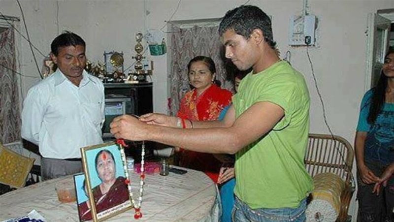 छोटी सी उम्र में जड्डू ने अपनी मां को खो दिया। जडेजा की मां हमेशा से चाहती थी कि वह एक सफल क्रिकेटर बनें। मां का देहांत के बाद उनकी बहनों ने उनको संभाला और जडेजा ने मां के सपनो को पूरा किया।