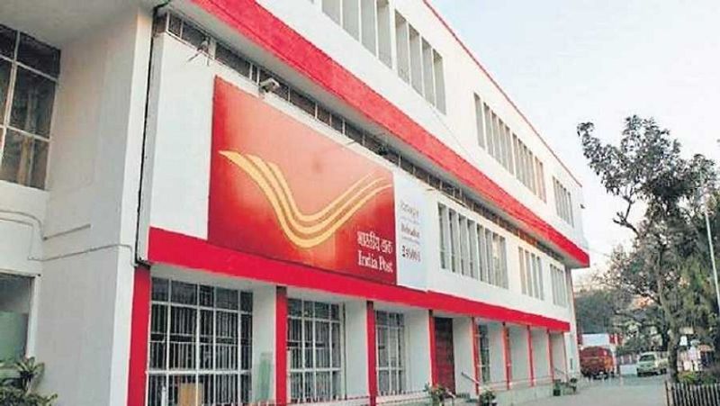 सुकन्या समृद्धि योजना (SSY) में जमा की जाने वाली राशि पर इनकम टैक्स की धारा 80C के तहत 1.5 लाख रुपए तक का टैक्स डिडक्शन क्लेम किया जा सकता है। इसके अलावा जमा रकम पर मिलने वाला ब्याज और मेच्योरिटी पीरियड पूरा होने पर मिलने वाला पैसा भी टैक्स फ्री है।