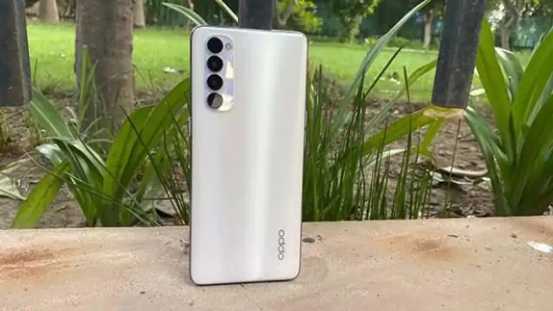 प्रो सीरीज के फोन में 64MP + 8MP + 2MP+ 2MP का रियर कैमरा सेटअप मिलने की उम्मीद है। 
