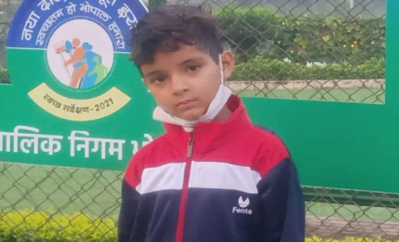 दरअसल, राजधानी भोपाल के रहने वाले इस बच्चे का नाम वरेण्यम शर्मा है। जो दिखने में तो साधारण बच्चा दिखता है, लेकिन काम बड़े-बड़े तेज धावकों की तरह करता है। वरेण्यम रोजाना 7 किलोमीटर से ज्यादा रनिंग कर रहा है। जब वह दौड़ता है तो लोग देखते रह जाते हैं और उसके वीडियो बनाकर सोशल मीडिया पर शेयर करने लगते हैं।
