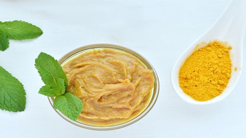 हल्दी और पुदीने के फेस पैक का इस्तेमाल करने से एक्ने और पिंपल्स से छुटकारा मिलेगा। इसके लिए पुदीने की ताजा पत्तियों को पीस लें उसके अंदर थोड़ी सी हल्दी और पानी मिलाएं। इस पैक को अपने चेहरे पर लगाकर पंद्रह मिनट के लिए छोड़ दें। फिर ठंडे पानी से धो लें। इसके नियमित इस्तेमाल से चेहरे के दाग धब्बे दूर होंगे और रंगत निखरेगी।
