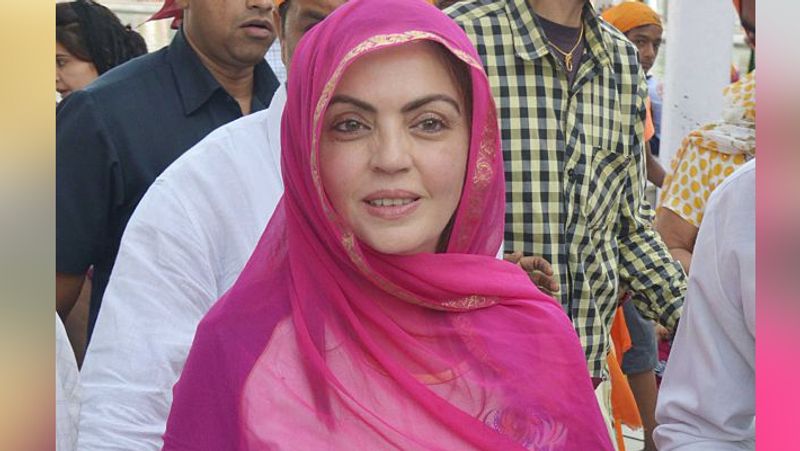 नीता अंबानी को एजलेस ब्यूटी कहा जाता है। 57 साल की उम्र में भी उनकी खूबसूरती बेमिसाल है। वे एक बड़ी सेलिब्रिटी हैं। कई बड़ी फैशन मैगजीन्स के कवर पेज पर नीता अंबानी आती रही हैं।