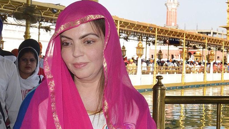 इस दौरान नीता ने गुरुद्वारे में मिलने वाले प्रसाद को ग्रहण किया था और फिर हरमंदिर साहिब गुरुद्वारे में बैठकर गुरुवाणी भी पढ़ी थी। इसके बाद उन्होंने लंगर हॉल में जाकर सेवा भी की थी।