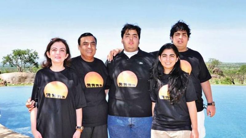 नीता अंबानी की सबसे खास बात यह है कि वे बिजनेस से जुड़े कामों को सबसे ज्यादा महत्व देती हैं। वे रिलायंस इंडस्ट्रीज के एजीएम को वे संबोधित करती रही हैं। इसके अलावा, वे धीरूभाई अंबानी इंटरनेशनल स्कूल और आईपीएल की अपनी टीम मुंबई इंडियन्स के अफेयर्स को भी मैनेज करती हैं।