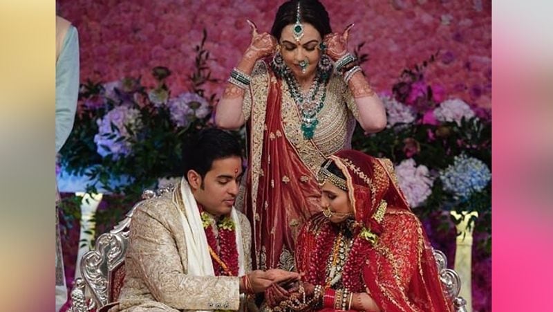 मुकेश और नीता अंबानी के बेटे आकाश अंबानी 9 मार्च 2019 को शादी के बंधन में बंधे थे। आकाश की शादी हीरा व्यापारी रसेल मेहता की बेटी श्लोका मेहता से हुई। इस शाही शादी में फिल्म इंडस्ट्री, बिजनेस, खेल जगत सहित कई अन्य क्षेत्रों के दिग्गज लोग शामिल हुए थे। बेटे की शादी में नीता ने काफी हैवी लहंगा और ज्वैलरी कैरी की थी इनमें वे बेहद खूबसूरत दिखीं थी।
