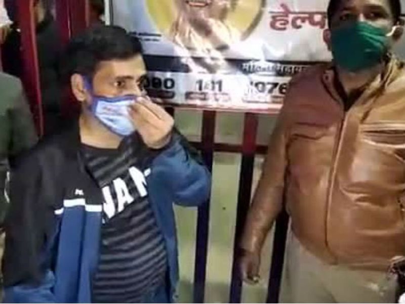 मेराज अंसारी के परिजनों ने आनन-फानन में 3 लाख का इंतजाम करते हुए उसी नंबर पर दोबारा फोन किया तो अपहरणकर्ताओं ने फिरौती की रकम देने के लिए पहले शास्त्री चौक फिर विजय नगर चौराहे पर बुलाया। लेकिन, जब परिजन चौराहे पर पहुंचे तो आरोपियों की तरफ से आया फोन बंद हो गया। परिजनों ने घटना की जानकारी पुलिस को दी। जिसके बाद पुलिस ने केस दर्ज करते हुए अपहरणकर्ताओं की तलाश शुरू कर दी।
