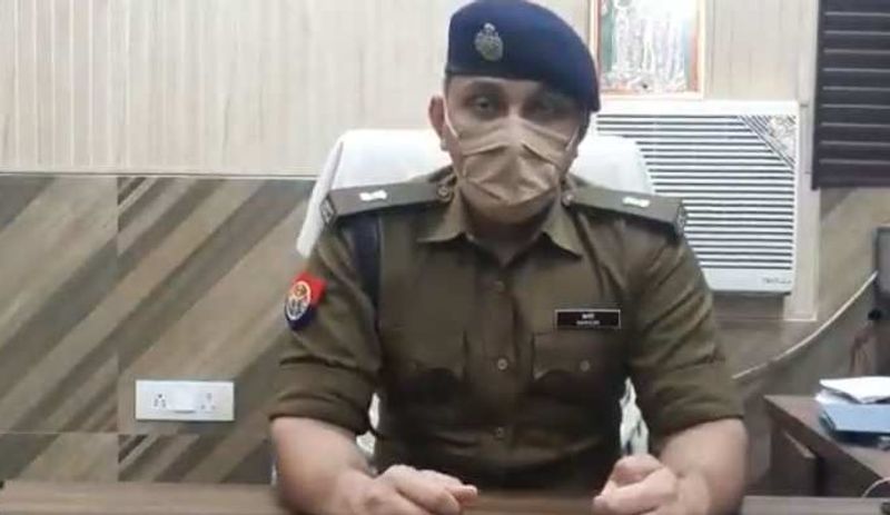 बदनाम करने के साथ-साथ सोशल मीडिया पर वीडियो डालने की बात कहते हुए ब्लैकमेल करके रुपए मांगने लगा। सिपाही को 3 लाख रुपए देने के लिए आढ़ती ने खुद के अपहरण की बात पड़ोसी को बताते हुए 3 लाख घर से मंगवाए थे। एसपी साउथ दीपक भूकर ने कहा कि सस्पेड सिपाही मुकेश, नेहा पांडेय और इलियास को गिरफ्तार कर लिया है।
