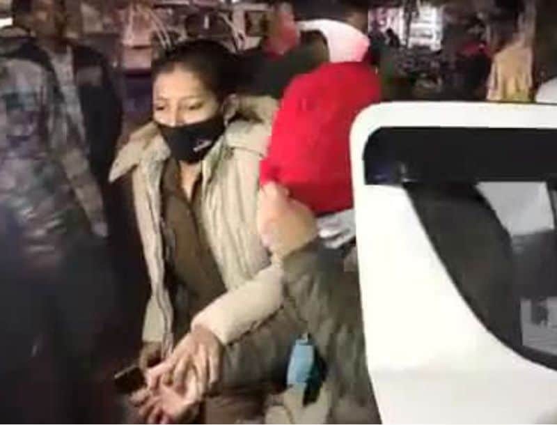माही अक्सर सेक्स वर्कर के नंबर आढ़ती को मुहैया कराती थी। पूछताछ में सामने आया कि माही ने कुछ दिन पहले ही एक अन्य युवती का नंबर दिया था और उस युवती ने आढ़ती को मिलने के लिए शनिवार शाम दादानगर कालोनी मिलने गया था। जहां सस्पेड सिपाही मुकेश, इलियास और युवती नेहा उन्हें एक साथ कमरे में पकड़ लिया।
