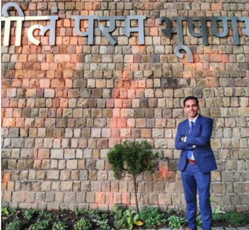 गांव में पले-बढ़े और एक सरकारी स्कूल में पढ़े अरुण ने कहा कि आमतौर पर मलयालम माध्यम के छात्र कम आत्मविश्वास महसूस करते हैं, खासकर जब यह उनके अंग्रेजी बोलने वाले कौशल की बात आती है। मुझे भी शुरुआत में हिचकिचाहट हुई, लेकिन जल्द ही इस पर काबू पा लिया।