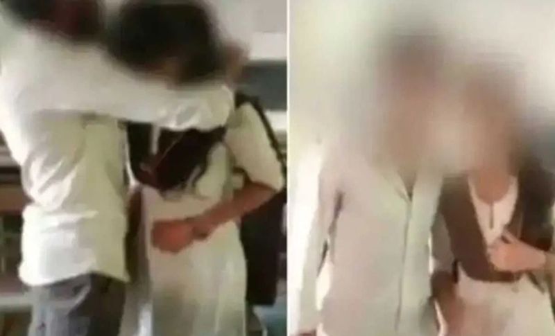 सोशल मीडिया पर नाबालिग लड़का और लड़की की शादी का वीडियो जमकर वायरल हो रहा है। पुलिस ने घटना को लेकर केस दर्ज कर लिया है। साथ ही उस व्यक्ति की तलाश शुरू कर दी है, जिसने यह वीडियो वायरल किया है। पुलिस के अधिकारियों ने कहा कि यह शादी कानूनी रूप से वैध नहीं है।