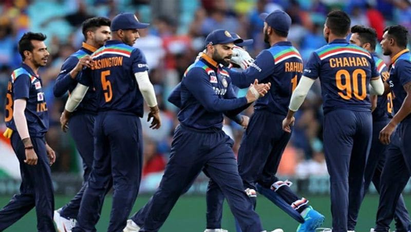 बता दें कि रविवार को खेले गए दूसरे टी20 मैच में टीम इंडिया ने ऑस्ट्रेलिया को 6 विकेट से करारी शिकस्त दी। भारत को अब 3 मैचों की सीरीज में 2-0 बढ़त मिल गई है। टीम अब इसे 3-0 करने का प्रयास करेगी।