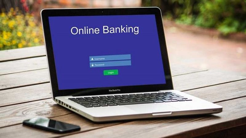 पंजाब नेशनल बैंक का डेबिट कार्ड खो जाने पर PNB ONE मोबाइल ऐप का इस्तेमाल करना होगा। पहले इस ऐप को खोलें और डेबिट कार्ड ऑप्शन को सिलेक्ट करें। इसके बाद 'Hotlist Debit Card' ऑप्शन पर जाएं। यहां से डेबिट कार्ड को डाउनलोड किया जा सकता है। इस ऐप को डाउनलोड करने के लिए https://tinyurl.com/y56b93qs लिंक का इस्तेमाल किया जा सकता है। (फाइल फोटो)