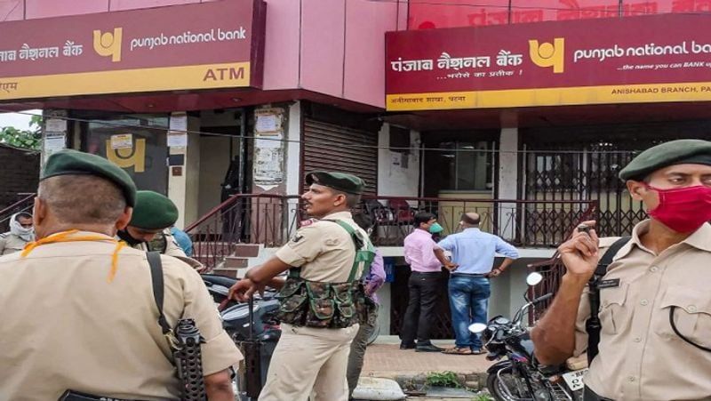 पंजाब नेशनल बैंक के PNB ONE ऐप के जरिए यूजर्स टीडीएस, फॉर्म 16 प्रमाण पत्र जनरेट कर सकते हैं। यूजर्स इसके जरिए डुप्लिकेट चालान बनवा सकते हैं। PNB ONE से लॉग आउट करते समय फीडबैक का भी ऑप्शन सामने आता है। इस ऐप के जरिए यूजर्स अपने डेबिट कार्ड के लिए पिन सेट और रीसेट भी कर सकते हैं। सुकन्या समृद्धि योजना (SSY) के अकाउंट को भी PNB ONE ऐप से लिंक कर अमाउंट ट्रांसफर किया जा सकता है। (फाइल फोटो)