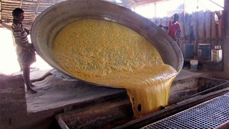 असली गुड़ बनाने के लिए गन्ने के रस को बड़े-बड़े कड़ाहों में तब तक उबाला जाता है जब तक इस में से पानी वाष्पित न हो जाए। इस दौरान गन्ने के रस में कुछ अशुद्धियां और उबलने से हुई रासायनिक क्रियाओं के कारण इसका रंग गहरा लाल या ब्राउन हो जाता है। इसके बाद इसमें कुछ प्राकृतिक चीजें डालकर अशुद्धियां निकाल दी जाती हैं। 