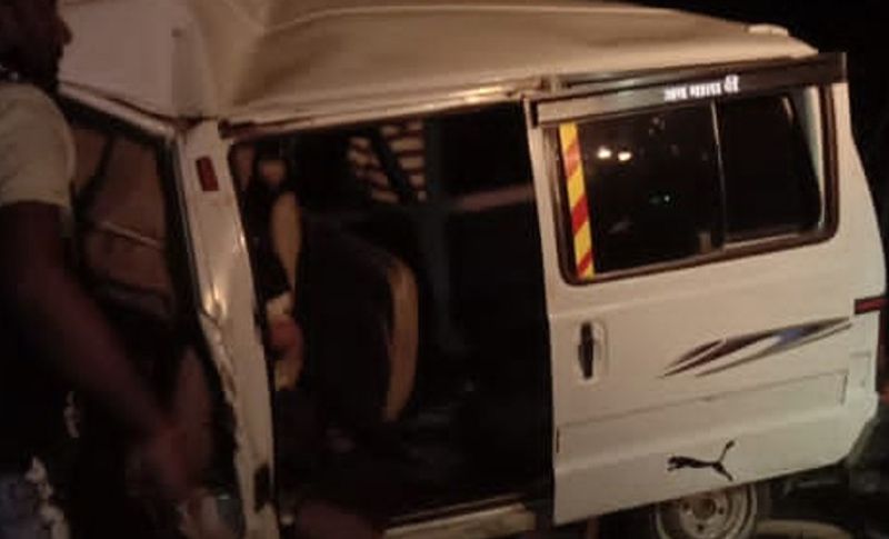 पुलिस ने मृतकों की पहचान कमलेश देवी, अंकुश, रामलाल खटीक, राजू और अन्य युवक के रुप में हुई। वैन चालक भी इस हादसे में मौत हो गई। थान प्रभारी हरीश साखला ने बताया कि वैन से सभी लोग अजमेर जिले के सांवर गांव में एक शादी में शामिल होने के लिए गए थे। वहां से रात में लौटते वक्त हादसा हुआ।