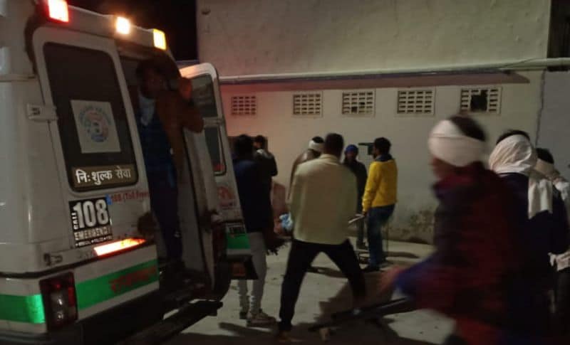 एक्सीडेंट का पता चलते ही कोहराम मच गया। शादी वाले घर जहां खुशी की शहनाईं बज रही थी, वहां मातम पसर गया। हर कोई दूल्हा-दुल्हन को छोड़ इस दर्दनाक हादसे के बारे में बातें करने लगा। देखते ही देखते बाद सड़क पर भी जाम लग गया। जिसे मौके पर पहुंची पुलिस ने खुलवाया।