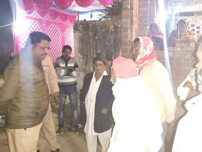 थानेदार ने दूल्हे के पिता से फोन द्वारा संपर्क किया तो पता चला बारात शादी समारोह स्थल से 20 किमी दूर जा चुकी है। थानेदार ने दूल्हे उसके परिजनों को फोन पर वहीं रुकने को कहा और वहां जाकर दूल्हा और बारातियों को समझा बुझाकर मामला शांत करवाया। 