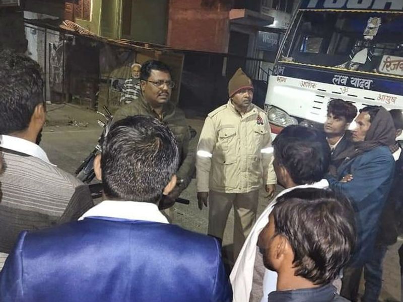 इस बात की किसी ने सूचना डायल 100 को दे दी। रात 1 बजे थाना वैदपुरा थानेदार हामिद सिद्दीकी मौके पर जाकर मामले की जानकारी वधू पक्ष से लिए।
