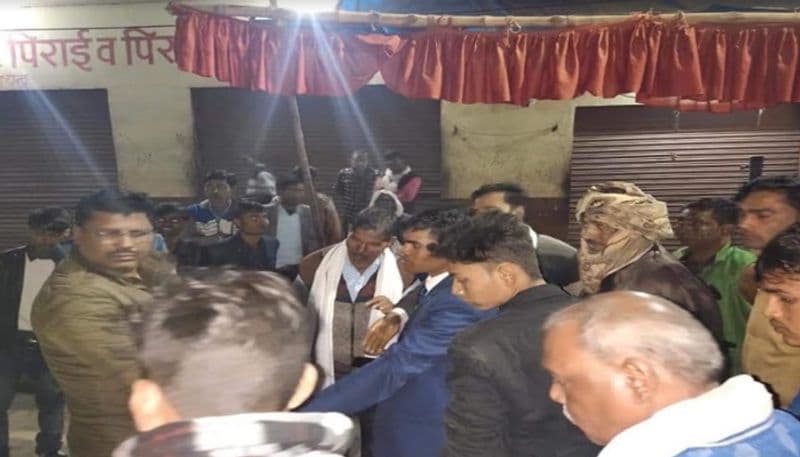 शादी में फोटोग्राफर से हुए मामूली विवाद को लेकर बाराती और घराती में जमकर मारपीट हो गई। इसके बाद मामला बिगड़ गया। बाराती मंडप छोड़कर अपने घर जिला मैनपुरी को रवाना हो गए।