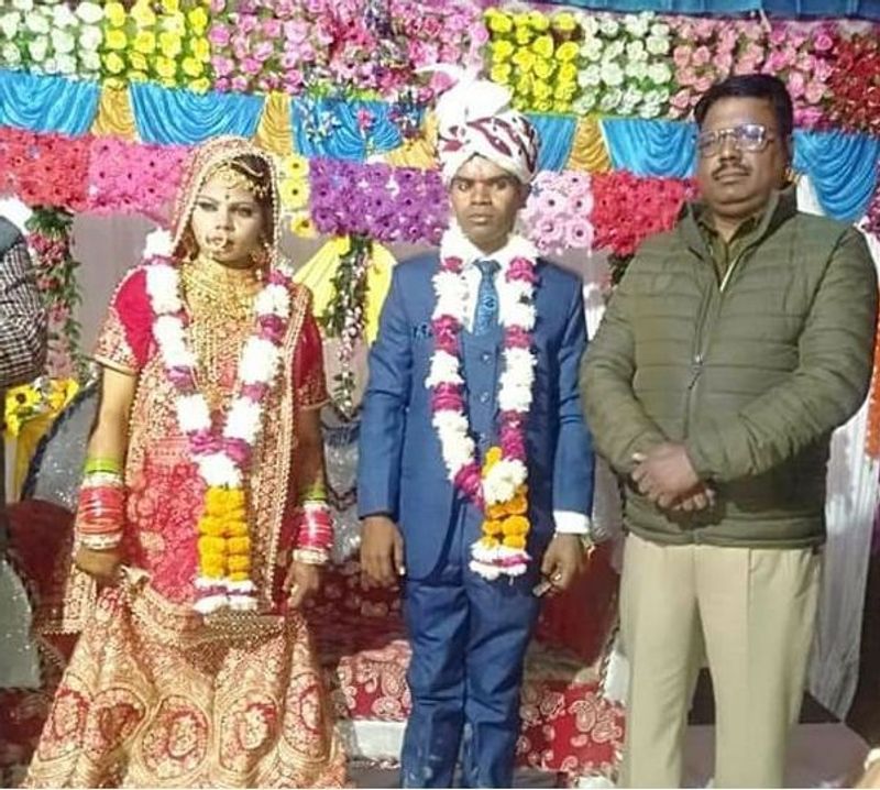 राम रतन की बेटी धन देवी की शादी रविवार रात थी। मैनपुरी के करहल थाना क्षेत्र के गोटपुरा निवासी दूल्हा राहुल तय समय पर बारात लेकर दुल्हन के दरवाजे पहुंच गया।
