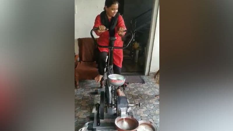 बिना बिजली के चलने वाली यह चक्की आधा घंटे में डेढ़ किलो गेहूं पीस देती है। सीमा कहती हैं कि इस चक्की ने मेरा वजन भी नहीं बढ़ने दिया और गेहूं-मसाला पिसवाने बाहर की झंझट भी खत्म कर दी। जबसे सीमा की इस चक्की का वीडियो सोशल मीडिया पर वायरल हुआ है, तब से लोग इसकी तकनीक के बारे में ज्यादा इच्छुक हैं। देसी जुगाड़ साइंस से बनी इस चक्की ने साबित कर दिया कि कबाड़ की चीजें भी बड़े काम की होती हैं। 70 साल की दादी को 17 साल के पोते ने यूट्यूब पर दिखाए कुछ वीडियो, अब कमा रहीं हर महीने 2 लाख रुपए