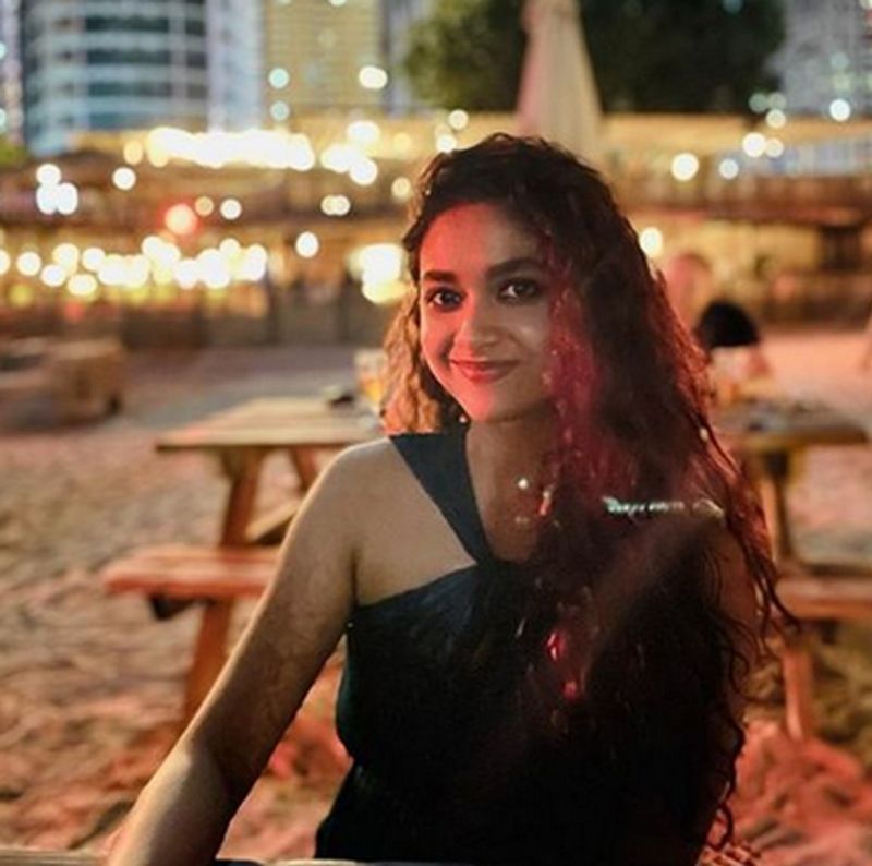 ஷூட்டிங் இல்லாத நாட்களில், குடும்பத்தினருடனும் தன்னுடைய செல்ல நாயுடனும் செலவிடுவதை வழக்கமாக வைத்திருக்கும் கீர்த்தி, தற்போது... ஹூக் டே கூட தன்னுடைய நாய் குட்டியுடன் தான் கொண்டாடியுள்ளார்.
