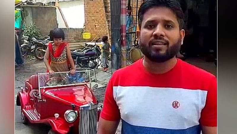 पुणे. कोरोनाकाल में देसी जुगाड़ के इन आविष्कारों ने न सिर्फ 'मेड इन इंडिया' को बढ़ावा दिया, बल्कि चीनी खिलौनों के बहिष्कार को भी बल दिया। पुणे के हसन शेख 6 साल की बेटी एंजलिना के लिए यह देसी कार बनाई। हसन ने गैराज में कबाड़ पड़ा एक स्कूटर का इंजन दुरुस्त किया। फिर कबाड़ सामान की जोड़-तोड़ से लाल रंग की यह खिलौना कार तैयार कर दी। यह कार 40 किमी/लीटर का माइलेज देती है। यह 50 किमी की स्पीड से दौड़ सकती है। यह 100 किलोग्राम तक का वजन ढो सकती है। आगे पढ़ें-मोदी के 'मन की बात' कल्लू मिस्त्री के दिल को छू गई और बेटे के लिए बना दिया गजब खिलौना
