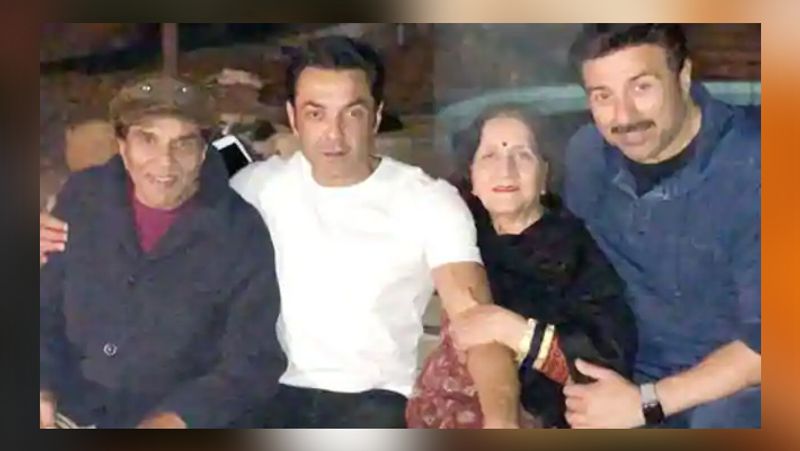 इस दौरान प्रकाश के दिल में हेमा के प्रति सहानुभूति और शिकायत दोनों नजर आईं। उन्होंने कहा, 'मैं जानती हूं कि हेमा को भी दुनियादारी का सामना करना पड़ रहा होगा। एक औरत होने के नाते मैं उनकी फीलिंग समझ सकती हूं, लेकिन यदि मैं हेमा की जगह होती तो वह कभी नहीं करती, जो उन्होंने किया'।