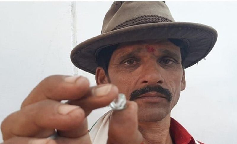 बता दें कि किसान लखन ने दिवाली के बाद ही किराए पर ली जमीन का खनन शुरू किया था। इसी खुदाई के दौरान दो दिन पहले शनिवार को उसे 14.98 कैरेट का एक हीरा मिला। जो 60. लाख 6 हजार में नीलाम हुआ है। उसने कहा मैंने कभी सपने में भी नहीं सोचा था कि उसकी जिंदगी इस तरह से बदल जाएगी।