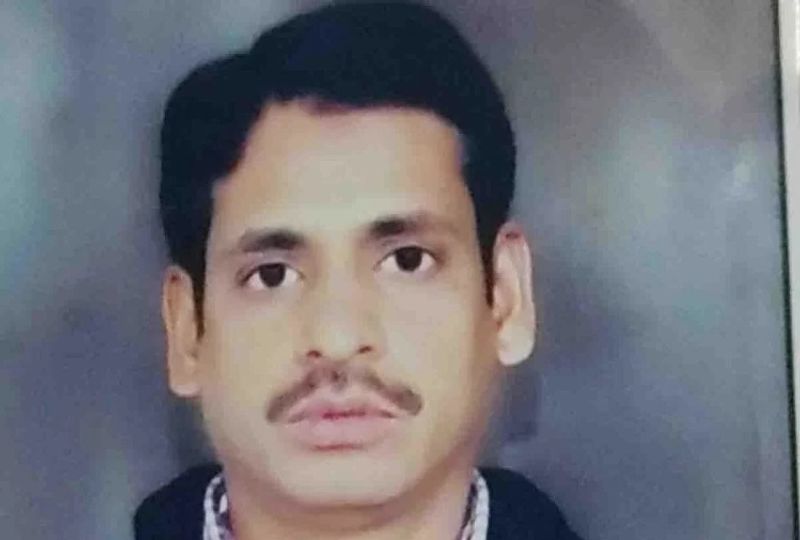 पुलिस के मुताबिक साल 2017-18 में गोविंदनगर थाने में तैनाती के दौरान मुकेश सिंह की मुलाकात बर्रा में रहने वाली सेक्स रैकेट चलाने वाली महिला माही से हुई। माही ने ही सेक्स वर्कर से उसकी मुलाकात कराई थी। सस्पेंड होने के बाद सिपाही ने आमदनी बढ़ाने के लिए सेक्स वर्कर के साथ मिलकर ब्लैकमेलिंग के धंधे पर उतर आया।
