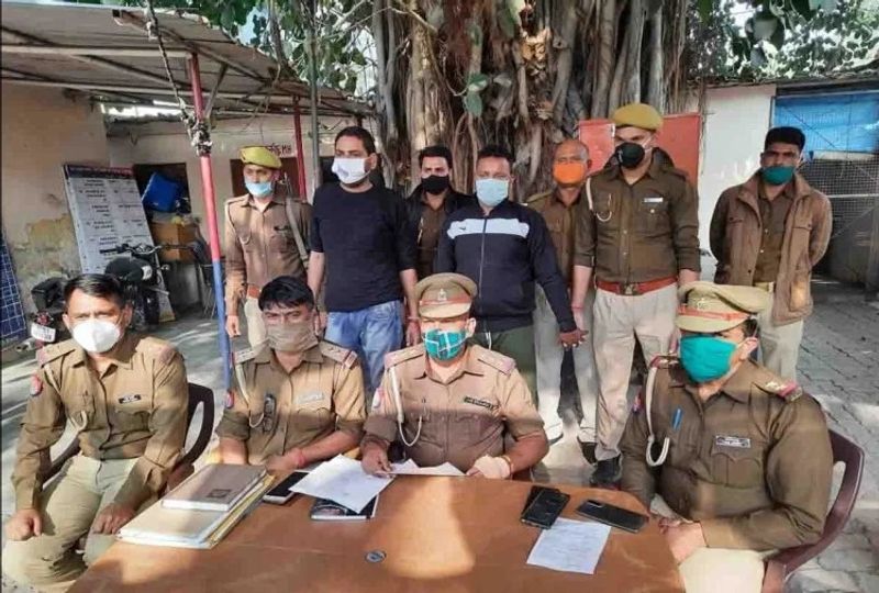 सेक्स वर्कर ग्राहकों को दादानगर स्थित सस्पेंड सिपाही के दोस्त की कॉलोनी पर ही बुलाती थी। मुकेश अपने साथियों के साथ कमरे में तभी पहुंच जाता और फोटो करने के साथ ही वीडियो बना लेता। बदनामी का डर दिखाकर ब्लैकमेल करता।
