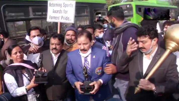 Delhi CM Arvind Kejriwal to meet agitating farmers on Indus border today Demonstration continues for 12 days kpl Delhi CM Arvind Kejriwal to meet agitating farmers on Indus border today Demonstration continues for 12 days kpl