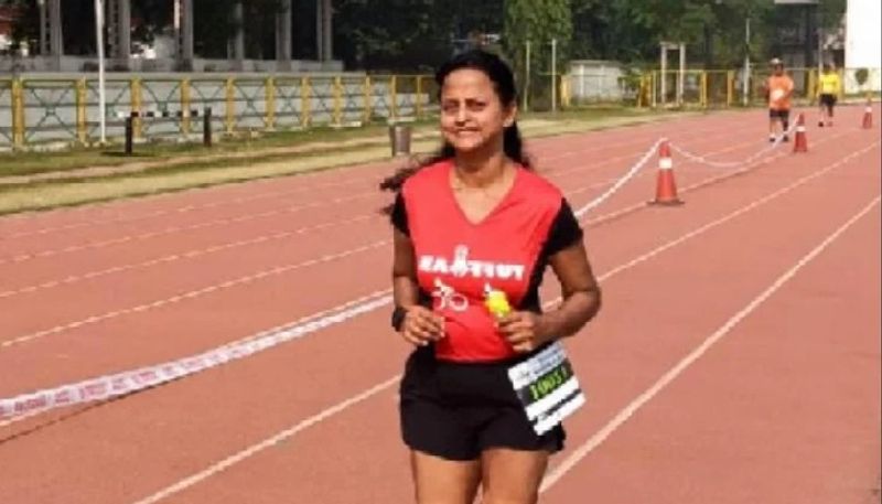अंजलि चौरसिया ने 35वीं वाहिनी पीएसी के सिंथेटिक ट्रैक पर बीते दिनों सुबह साढ़े चार बजे दौड़ शुरू की और शाम चार बजे 75.65 किमी तक की दूरी तय करने के बाद इसे पूरा की।
