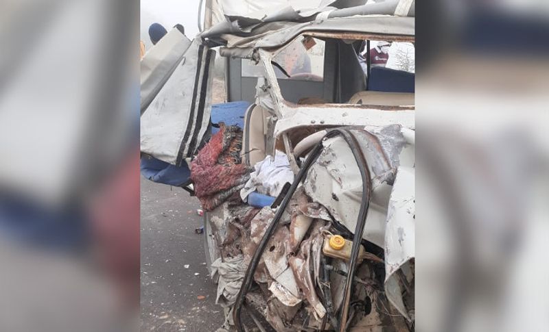 हादसे के बाद मौके पर मौजूद आसपास के लोगों ने बताया कि हादसा इतना भयानक था कि जीप के पूरे तरह से परखच्चे उड़ गए। वहीं 10 फीट तक खून बिखरा पड़ा हुआ था। कुछ लोगों की मौत हो चुकी थी तो वहीं कुछ बुरी तरह चीख रहे थे।