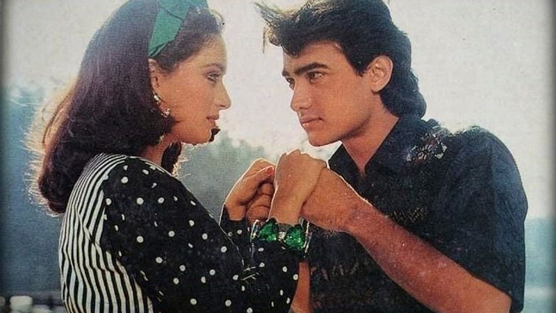 आमिर ने माधुरी को बताया कि वह लोगों का हाथ देखने में माहिर हैं। यह सुनते ही माधुरी बड़ी उत्साहित हो गईं और उन्होंने अपना हाथ बढ़ा दिया कि वह उनका हाथ देखकर उनके भविष्य के बारे में बताएं। इस पर आमिर ने पहले तो उनके हाथ की ओर गौर से देखा और फिर उस पर थूक दिया।