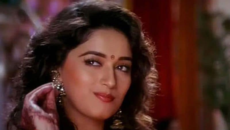 1990-1997 का दौर माधुरी के लिए बहुत अच्छा था। अकेले 1990 में ही माधुरी 9 फिल्मों में नजर आईं। जो बहुत ज्यादा हिट तो नहीं हुईं, लेकिन राकेश रोशन की किशन कन्हैया ने काफी सुर्खियां बटोरीं थी।
