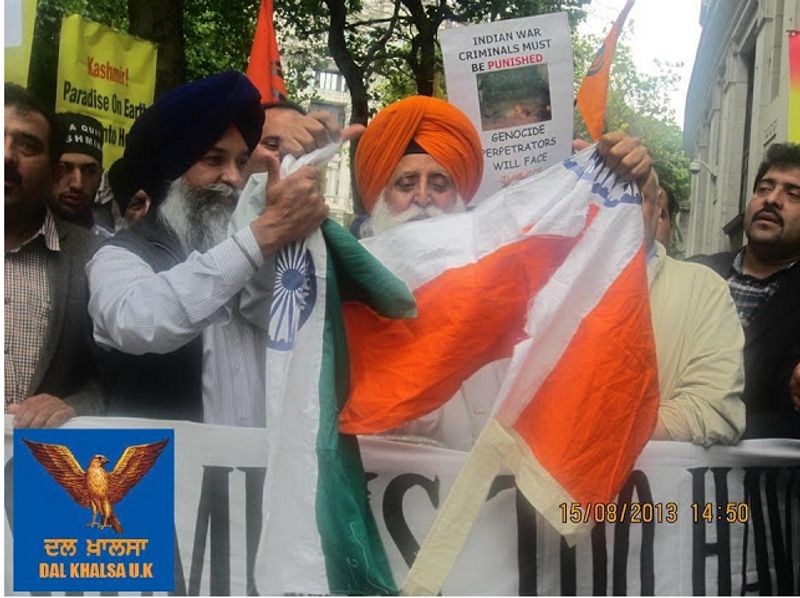 ये निकला नतीजा
हमारी पड़ताल में ये भी सामने आया कि वायरल तस्वीर में दिख रहे व्यक्ति का नाम सरदार मनमोहन खालसा है जो Dal Khalsa UK के एक सदस्य हैं। यहां इस बात की पुष्टि होती है कि इस तस्वीर को मौजूदा किसान आंदोलन से जोड़ना गलत है। सात साल से ज्यादा पुरानी और लंदन के रहने वाले कुछ खालिस्तानी समर्थकों की इस फोटो को भारत में हो रहे किसान विरोध प्रदर्शन से जोड़ा जा रहा है। 