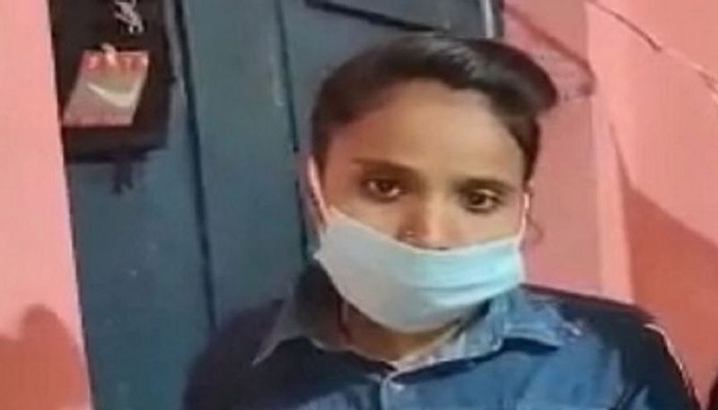 जब परिवार के लोगों को इनके समलैंगिक संबंध के बारे में पता चला तो दोनों बहनों को समझाने का काफी प्रयास किया गया। लेकिन, वे अपने रिश्ते को लेकर अड़ी रही। बाद में परिवार के दबाव के चलते दोनों अलग घर लेकर रहने का फैसला लेना पड़ा।
