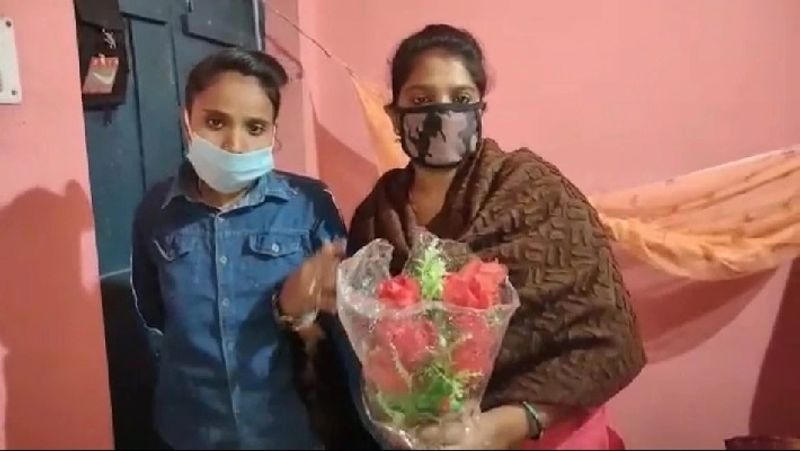 बताते हैं कि दोनों के बीच पांच साल से प्यार पनप रहा था। घर भी आस-पास ही हैं। जिन्होंने पिछले महीने दोनों ने चुपचाप शादी कर ली।
