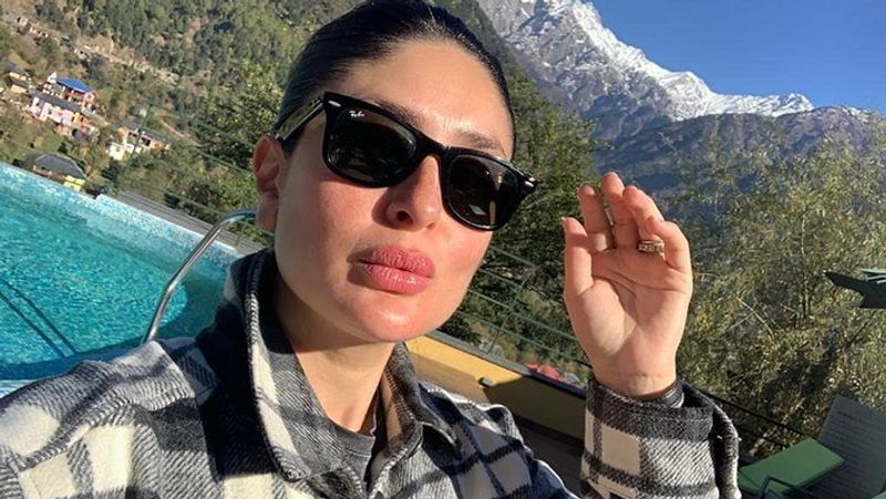 बता दें कि करीना दीवाली मनाने पति सैफ के पास हिमाचल प्रदेश पहुंची थी। यहीं पर उन्होंने परिवार के साथ दीवाली मनाई थी। 22 दिन बाद वे मुंबई लौट रही है। 