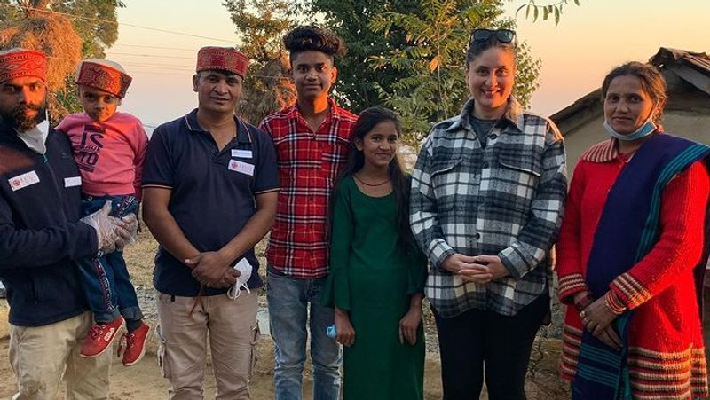 फिल्म की शूटिंग के बारे में बात करते हुए करीना ने कहा- वे उस वक्त फिल्म की शूटिंग नहीं छोड़ सकती थीं क्योंकि फिल्म की शूटिंग अप्रैल में ही पूरी होनी थी लेकिन कोरोना के कारण हुए लॉकडाउन में इसे रोक दिया गया है।