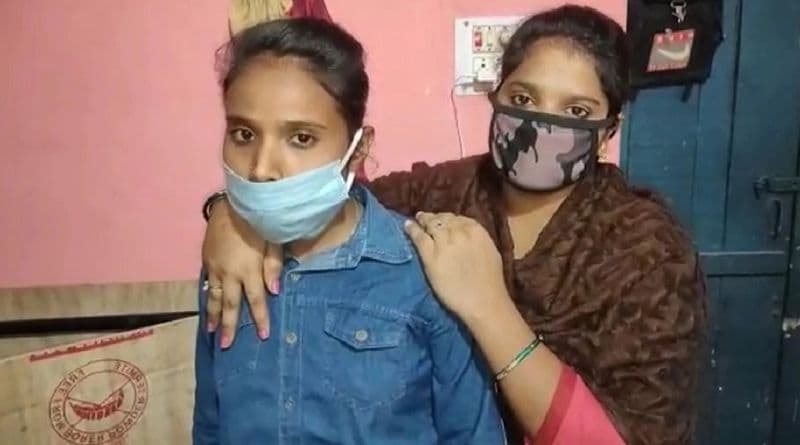 दोनों बहनें झुमरी तिलैया की रहने वाली हैं। रिश्ते में चचेरी बहन लगती हैं। एक की उम्र 24 साल, तो दूसरी 20 साल की है। एक ने ग्रेजुएशन तक की पढ़ाई पूरी की है, दूसरी ने इंटर तक की है।