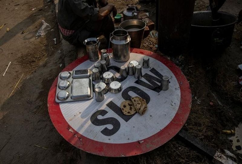 प्रदर्शन में शामिल होने आए किसान अपने साथ खाने पीने का सामान और बर्तन भी लाए हैं। 