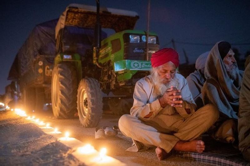 प्रदर्शन स्थल पर किसान सिख धर्म के पहले गुरु और संस्थापक गुरु नानक देव की 551वी जयंती पर प्रार्थना करता हुआ। 