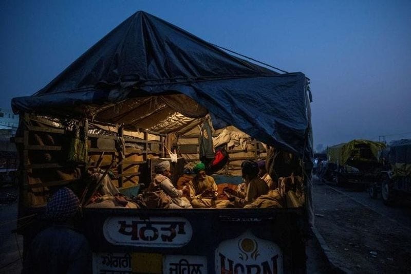 किसान अपने साथ टैक्टर ट्राली भी लेकर आए हैं। इन्हीं ट्राली में किसान रात गुजारते हैं। 
