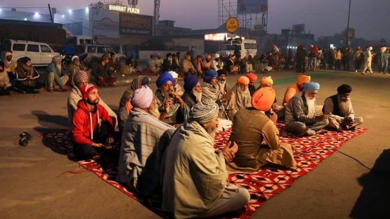 किसान सिंघु बॉर्डर पर ही ढेरा डाले हुए हैं। वे यहीं खाते-पीते और रात में यहीं सो जाते। 